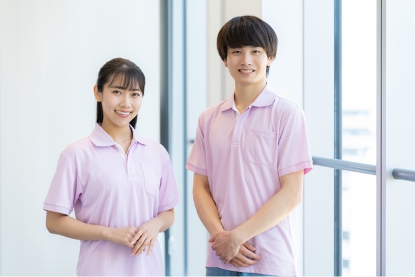 笑顔の男女の介護士