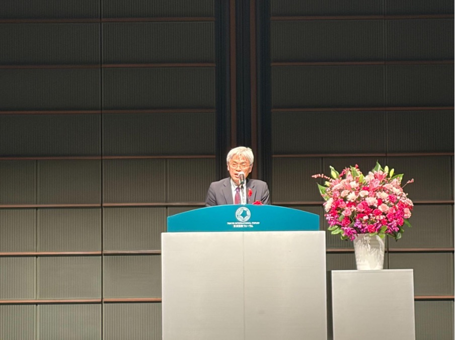 厚生労働省老健局長の黒田秀郎氏による基調講演のようす