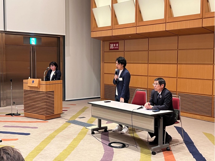 パネルディスカッションで話すCSBAの男性2名
