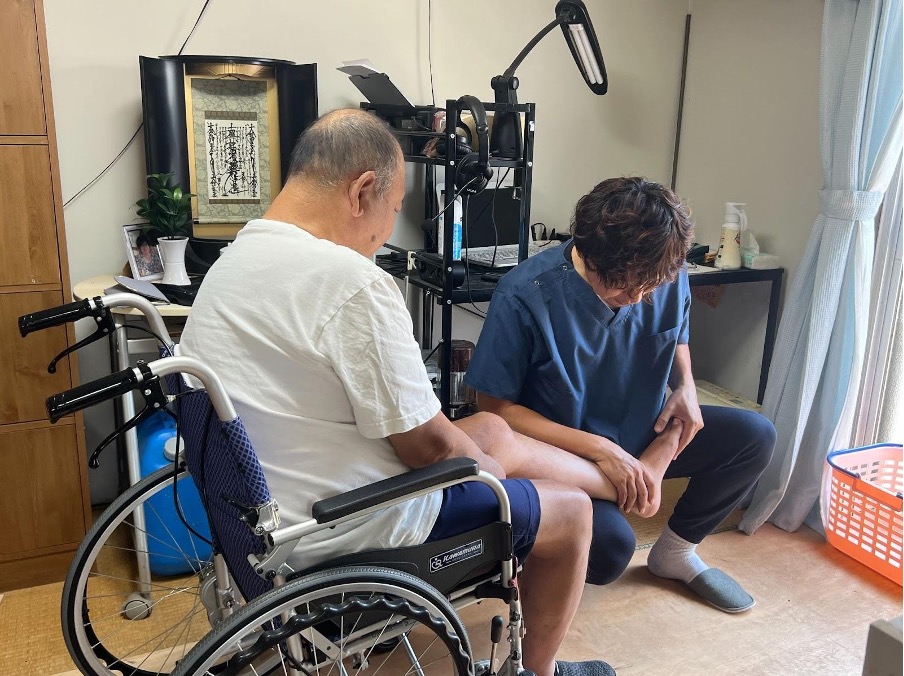 保険外リハビリサービスを行う男性リハビリスタッフ