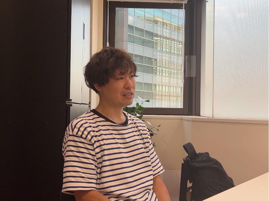 保険外リハビリサービスについて語る男性リハビリスタッフ