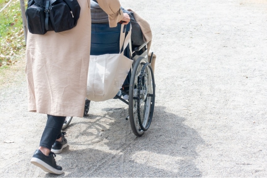 車椅子を押す女性