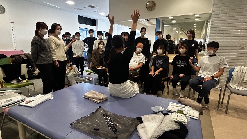 ハンドリングセミナーを受ける理学療法士・作業療法士