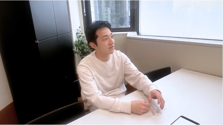 インタビューに答える男性介護ヘルパー
