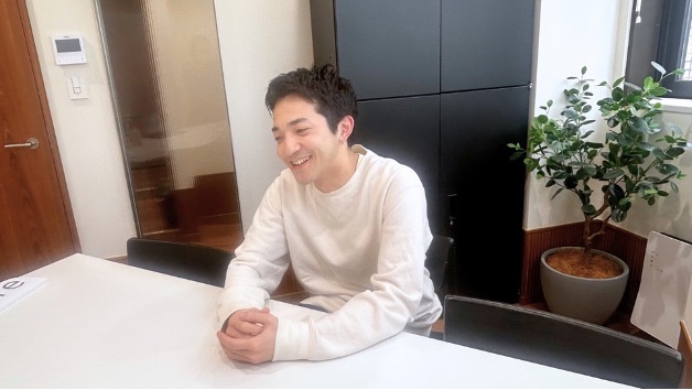 インタビューに笑顔で答える男性介護ヘルパー