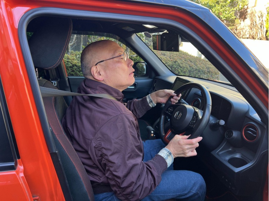 運転をする男性