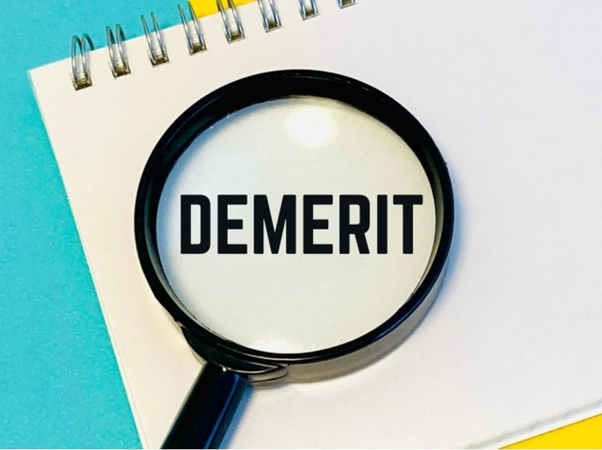DEMERITの文字と虫眼鏡