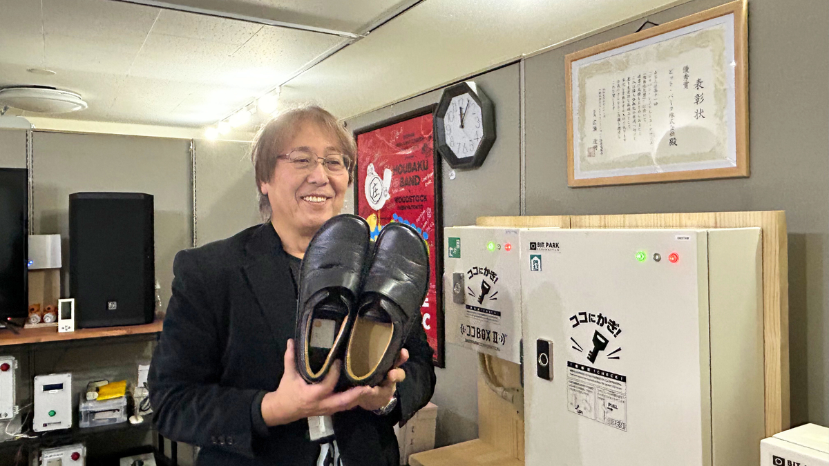 認知症徘徊GPSセンターのプロダクトを持つ男性