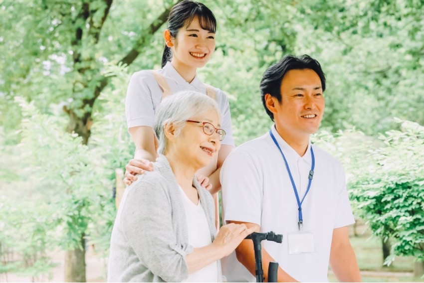 高齢者女性と介護士