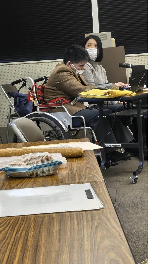 視覚障がいのある男性講師の授業のようす