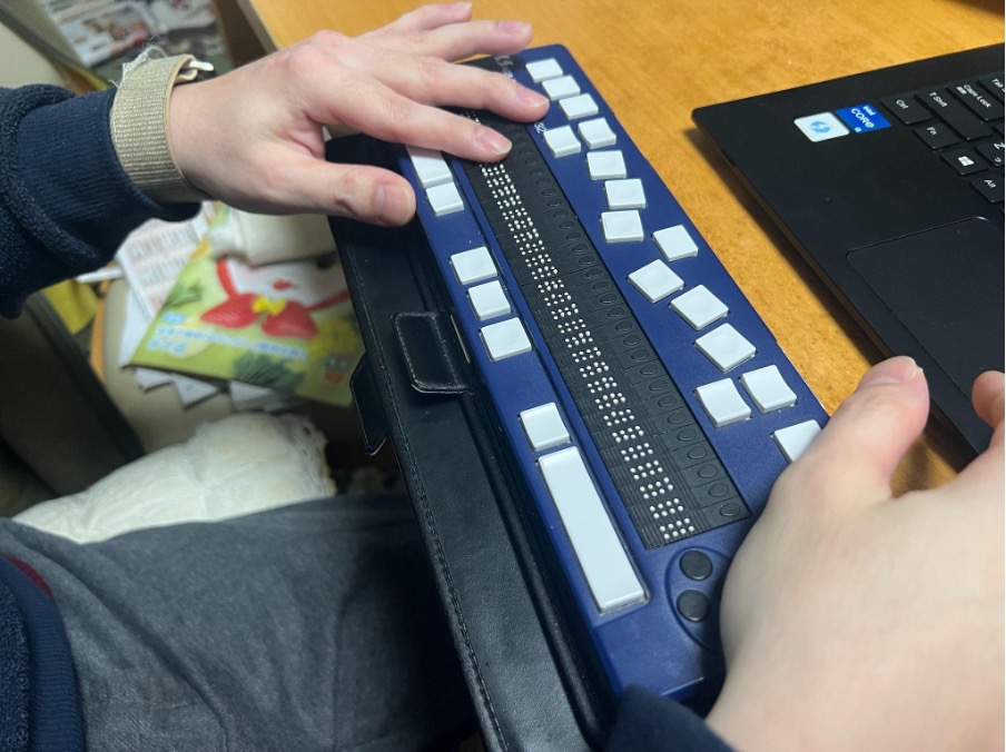 男性の指とキーボード