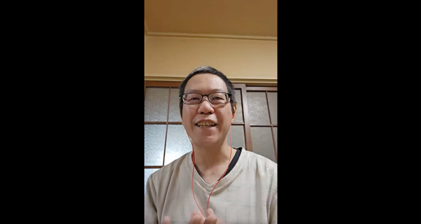 インタビューに答える男性