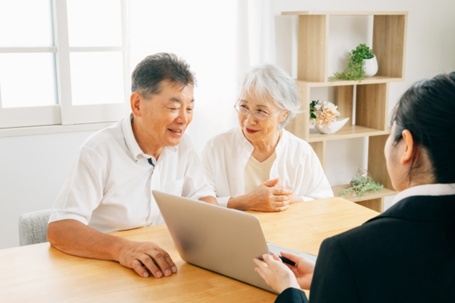 職員の説明を聞く高齢者夫婦