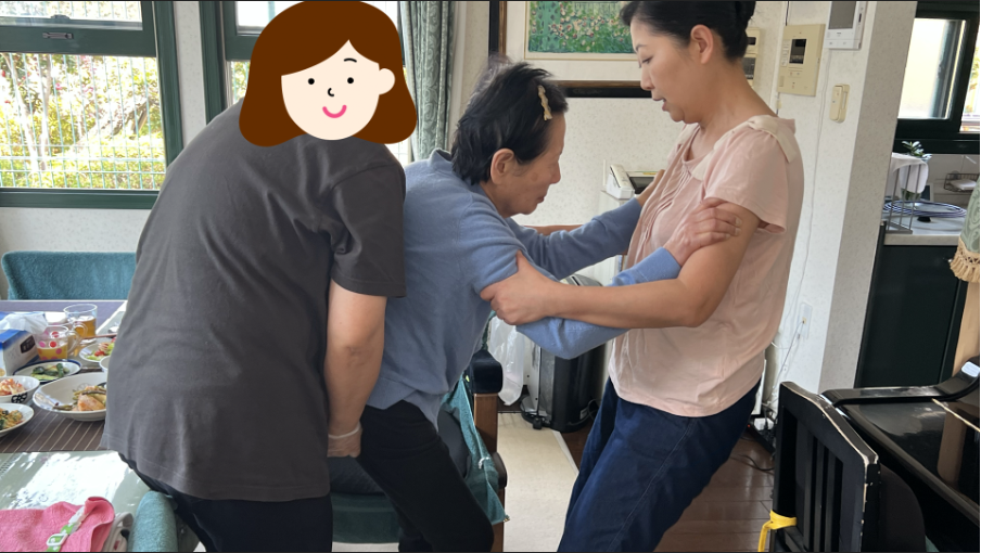 へルパーと2名で移動介助をする様子