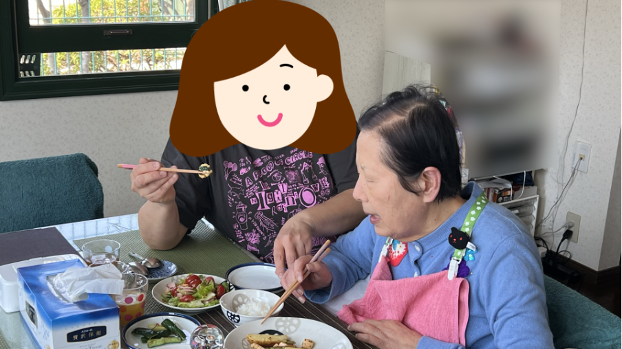 食事介助をするへルパー