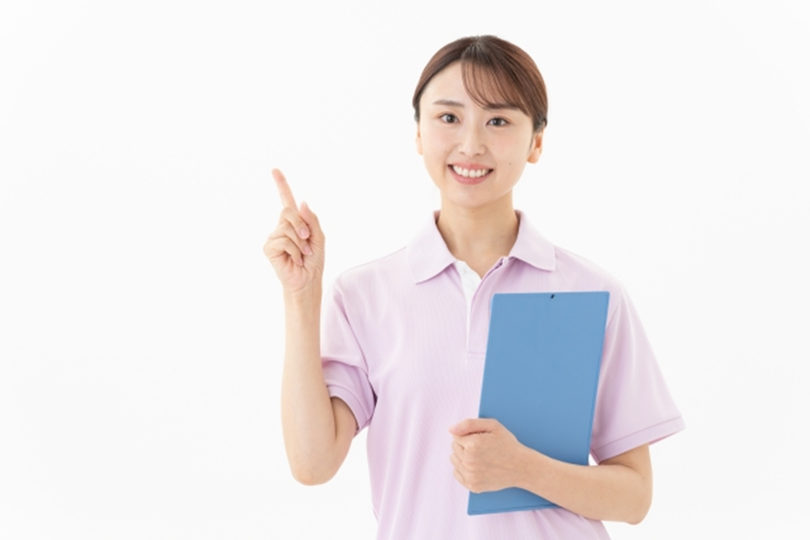 笑顔で人差し指を立てる若い女性介護士