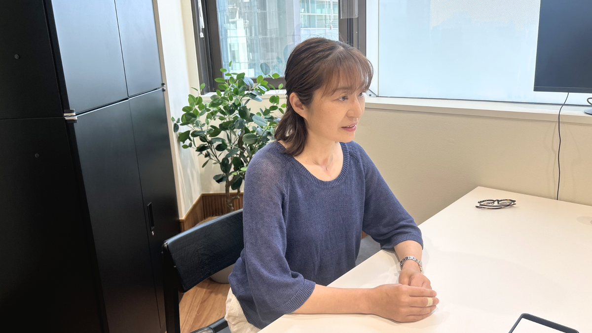 インタビューを受ける女性へルパー