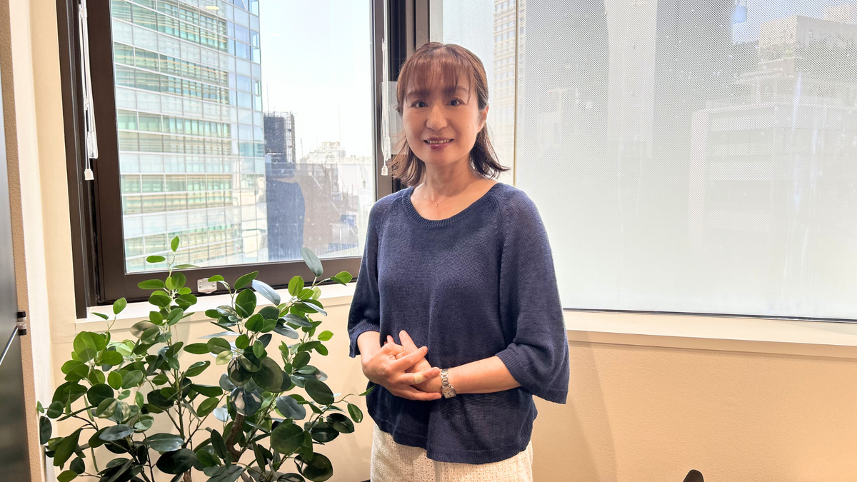 窓際に立つ女性へルパー