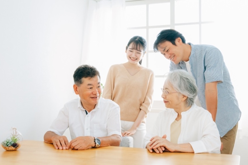 談笑する二世帯家族