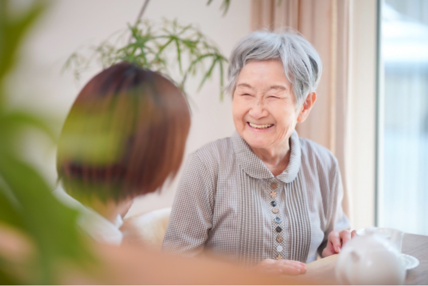 ヘルパーと笑顔で話す高齢者