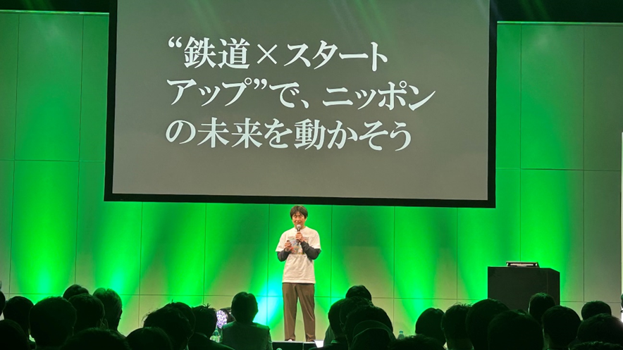 プレゼンテーションを行う男性