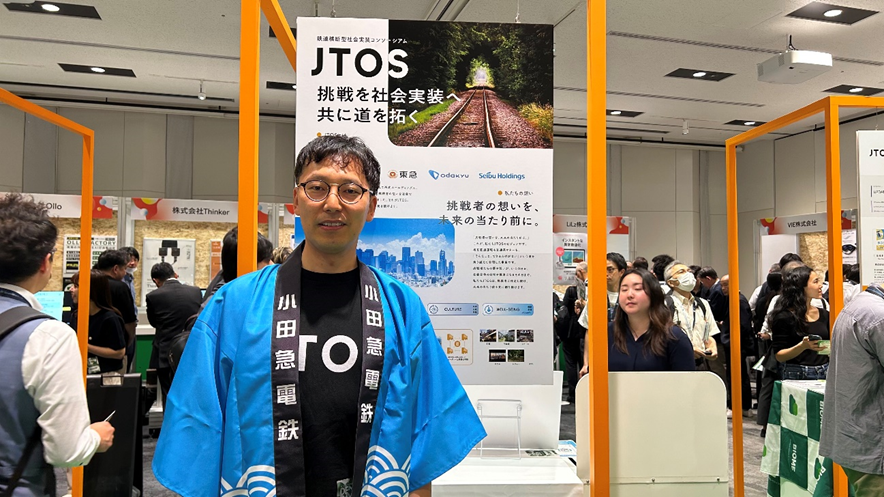 展示の前に立つ小田急電鉄の男性社員