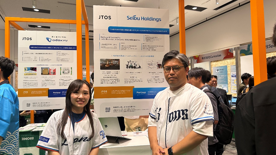 展示の前に立つ西部ホールディングスの社員2名