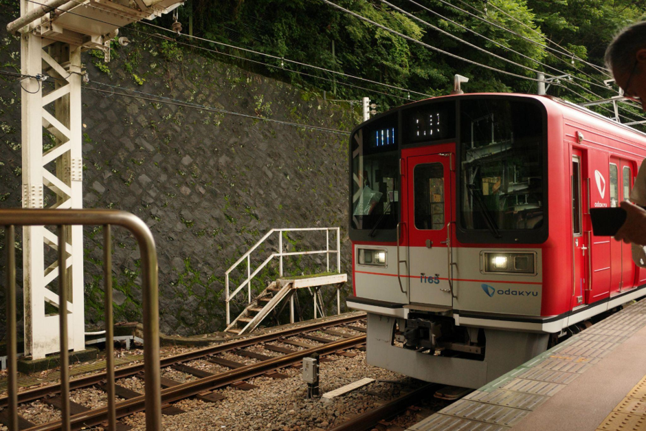 ホームにつく赤い電車