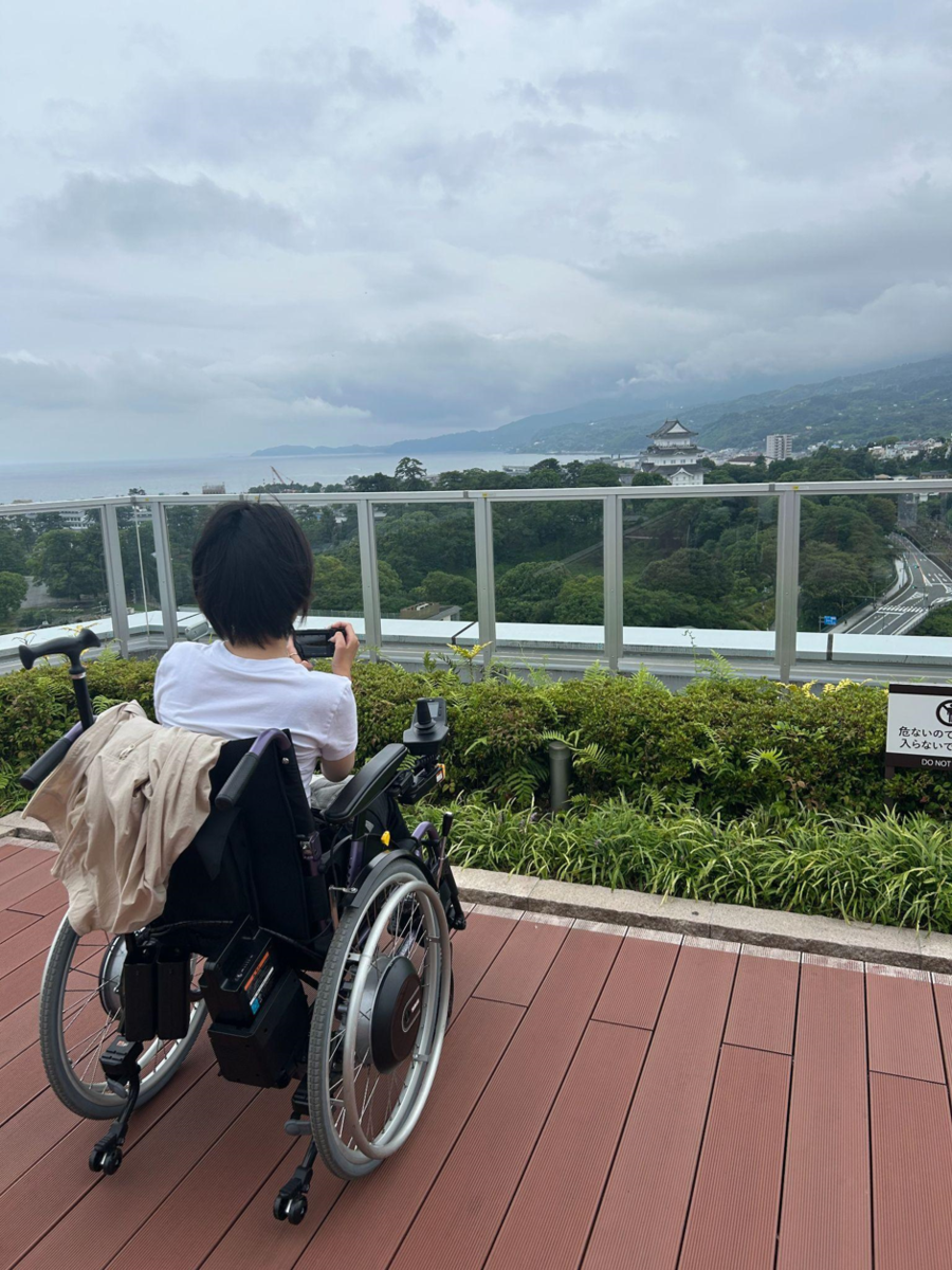 展望スポットでカメラをかまえる車椅子の女性