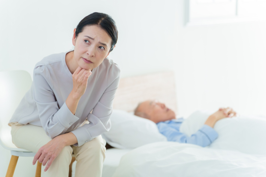 高齢の親の介護に悩む女性