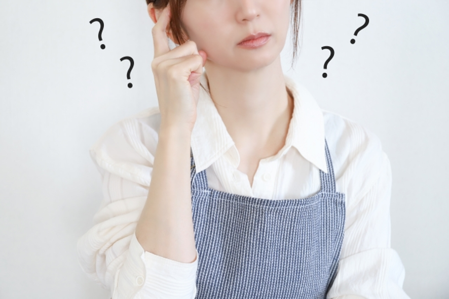 悩む女性