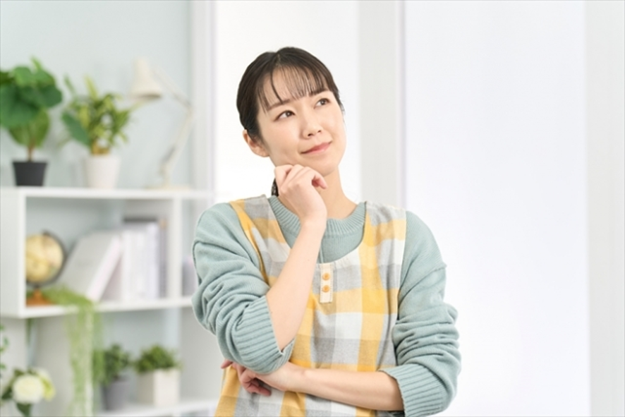 考える女性