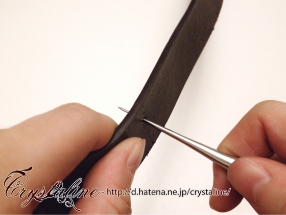 スチームパンクハーネスの作り方 下穴に沿って穴を開ける