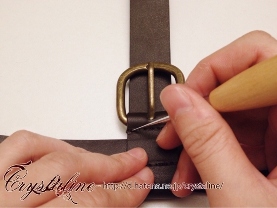 スチームパンクハーネスの作り方 目打ちで下穴を開ける