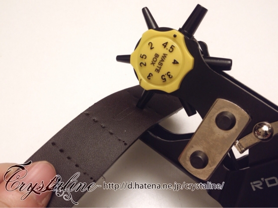 スチームパンクハーネスの作り方 ベルト穴あけ機で穴を開ける