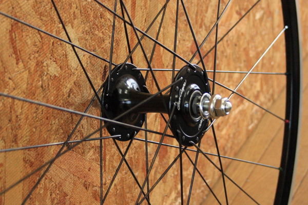 XR-200リムとグランコンペトラックハブでピスト用手組み