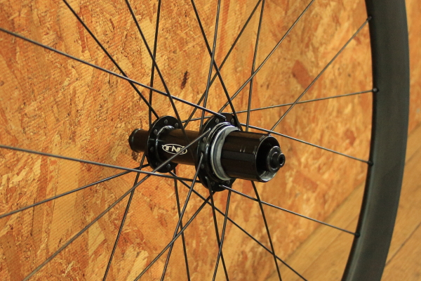 リム高50mmのカーボンチューブラーリムとREVOハブで手組みホイール