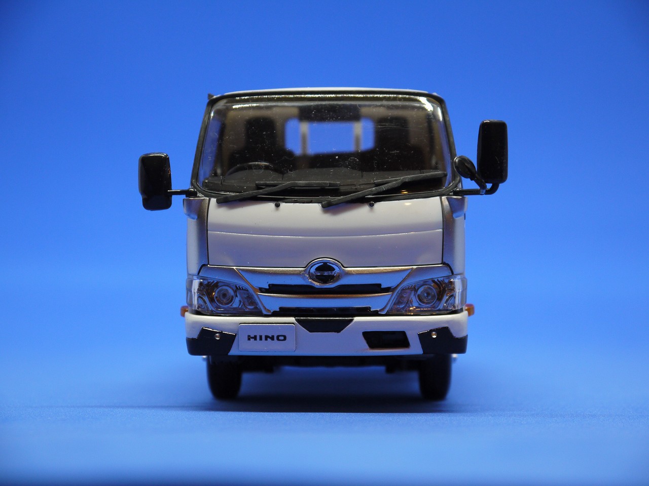 カーモデル】アオシマ 楽プラ 1/32 日野 デュトロ 平ボデー (ホワイト 
