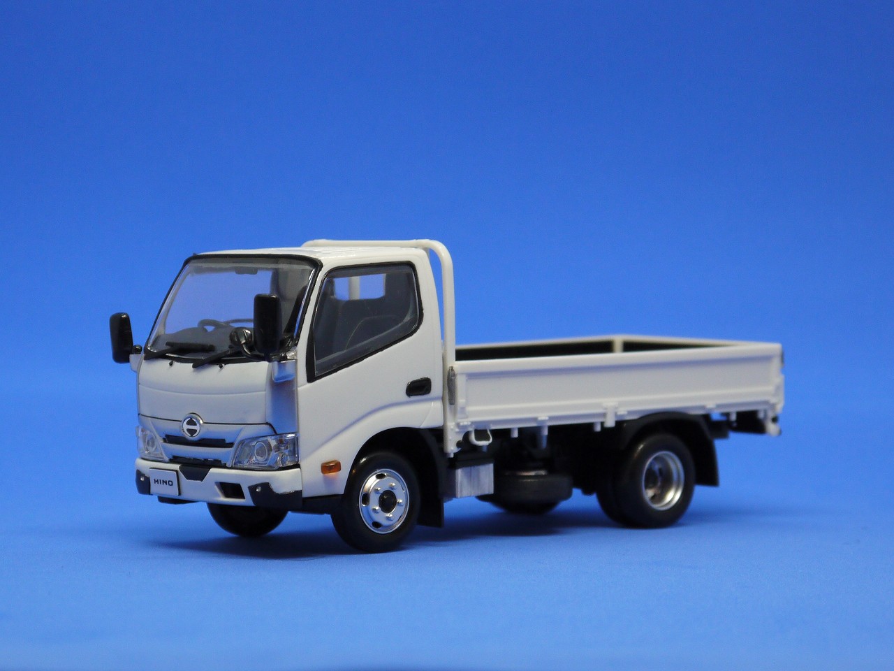 カーモデル】アオシマ 楽プラ 1/32 日野 デュトロ 平ボデー (ホワイト