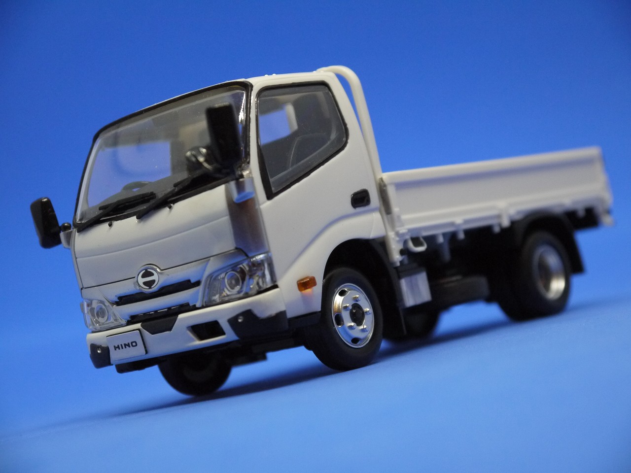 カーモデル】アオシマ 楽プラ 1/32 日野 デュトロ 平ボデー (ホワイト