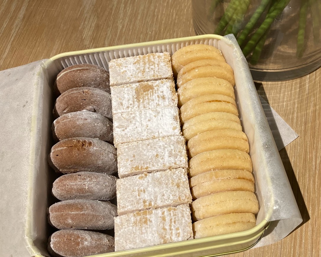 いただきもの】村上開新堂のクッキー缶 - 食べ歩き夫婦たちのな