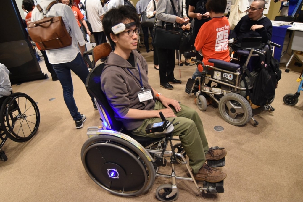 運転中の電動車椅子