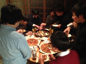 懇親会では、社会人も学生もお寿司とピザとビールに夢中。