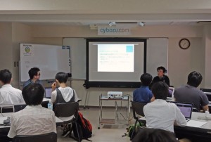 バグハン合宿のオープニングで発表する伊藤 彰嗣(Cy-SIRT事務局)の写真