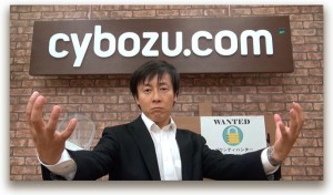 ビデオメッセージの最後に「かかってこいや~!」ポーズを決める、サイボウズ社長・青野。