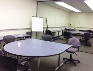 UTを行う部屋。マジックミラーの向こう側に私たちがいます。