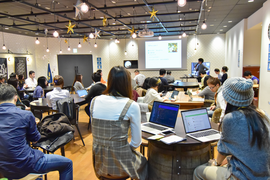 発表中の登壇者と参加者の様子