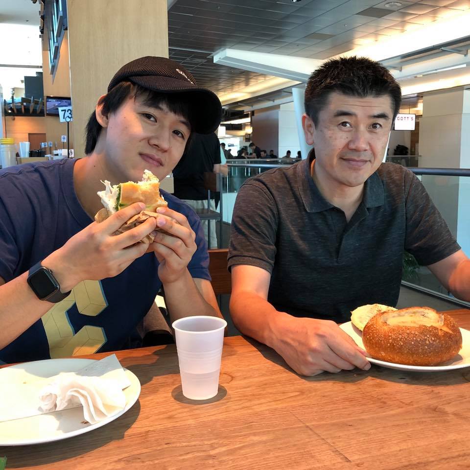 f:id:cybozuinsideout:20190802111029j:plain デザインチームのメンバーが空港でクラムチャウダーを食べている様子