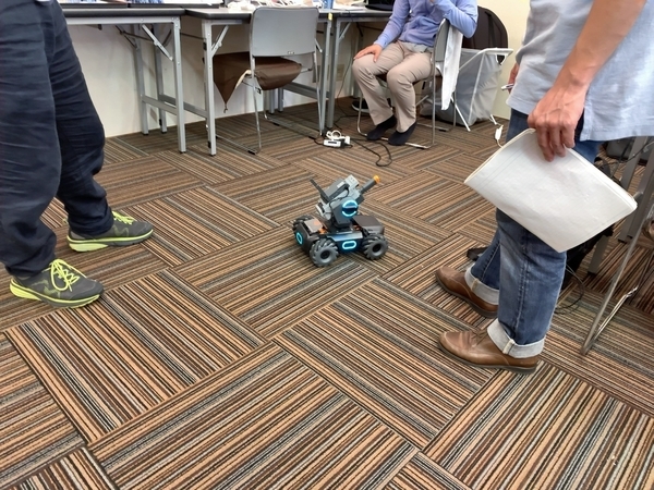 ラボメンバー西尾さん持参のRoboMaster S1も軽快に走る