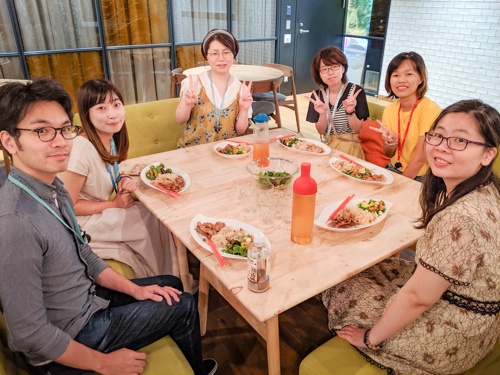 料理部のみんなでご飯を食べる